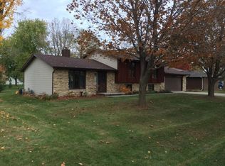 1728 Oakview Dr, Neenah, WI 54956