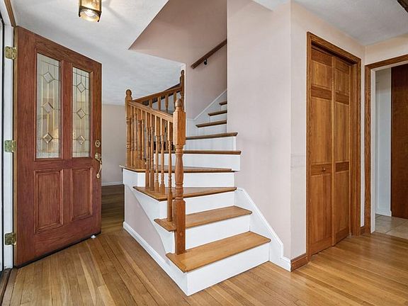 4th image of 13 Hillcrest Dr