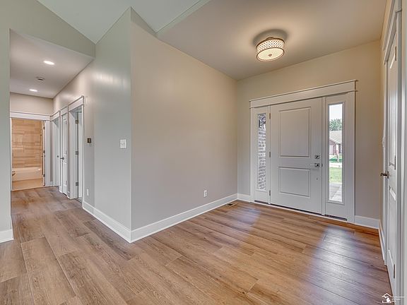 5th image of 792 E Sweet Briar Ln