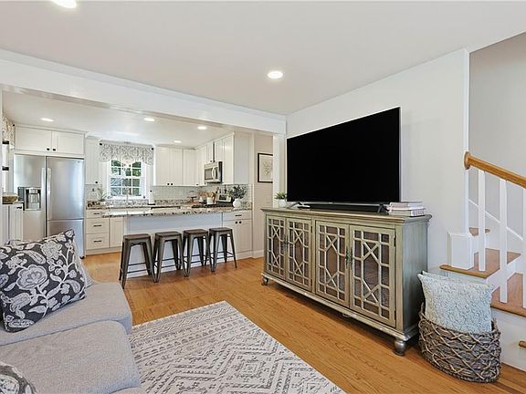4th image of 7 Whipple Ave
