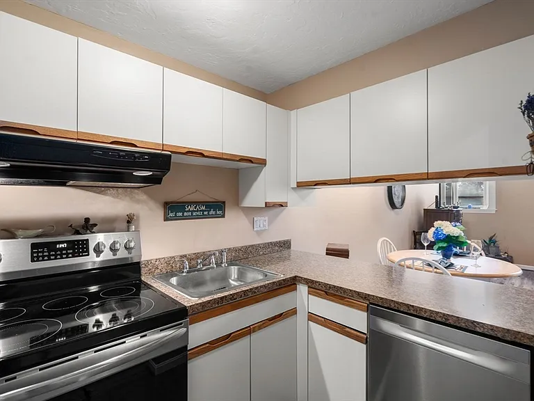 280 Village St #D2 — Photo 4