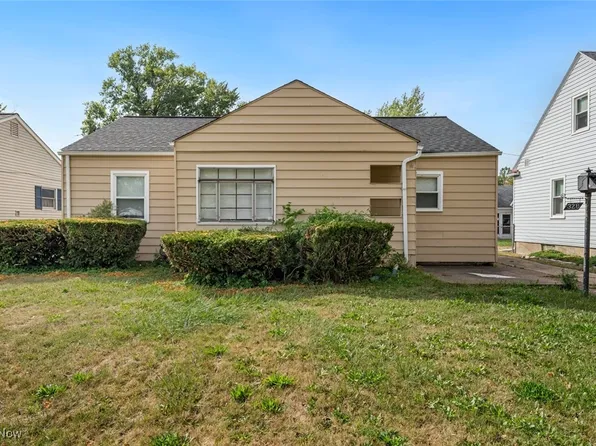 328 Day Dr, Lorain, OH 44052