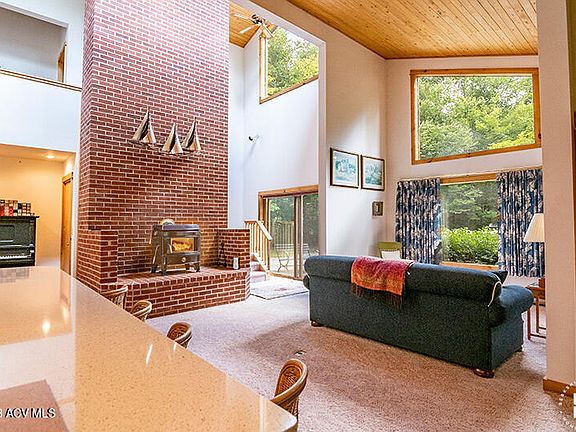 5th image of 261 Mirror Lake Dr