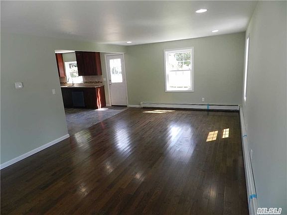 3rd image of 535 Ronkonkoma Ave
