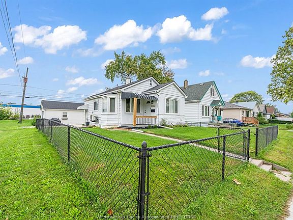 3rd image of 2597 Alexis Rd