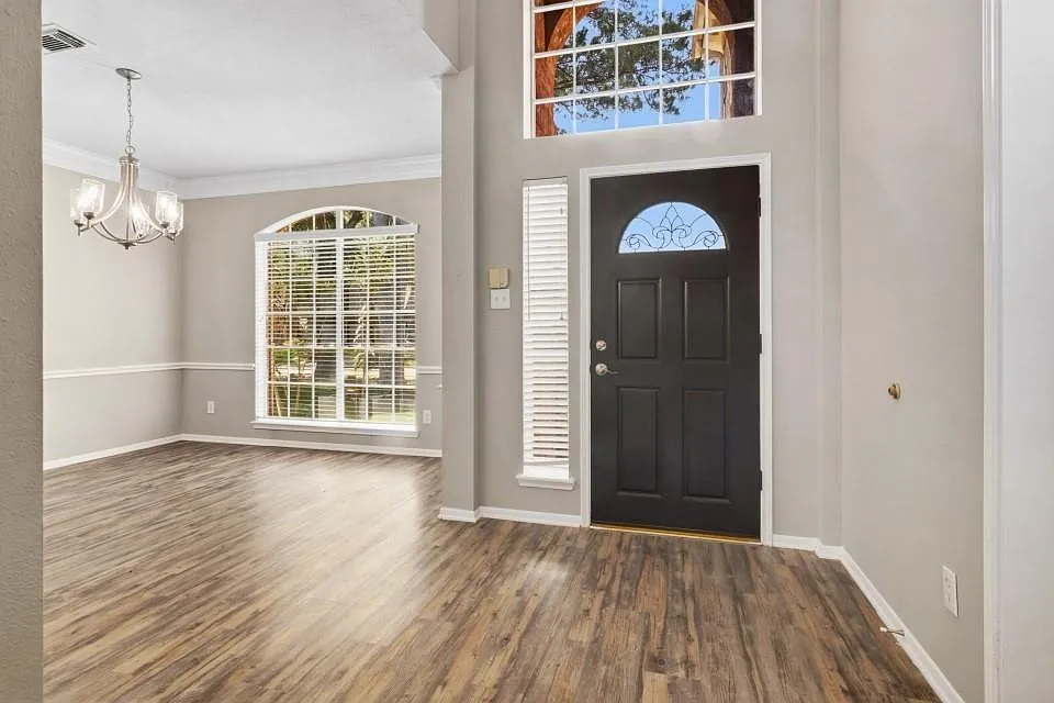 5 bed, 3.5 bath, 2885 sqft, $3,200 — Photo 2