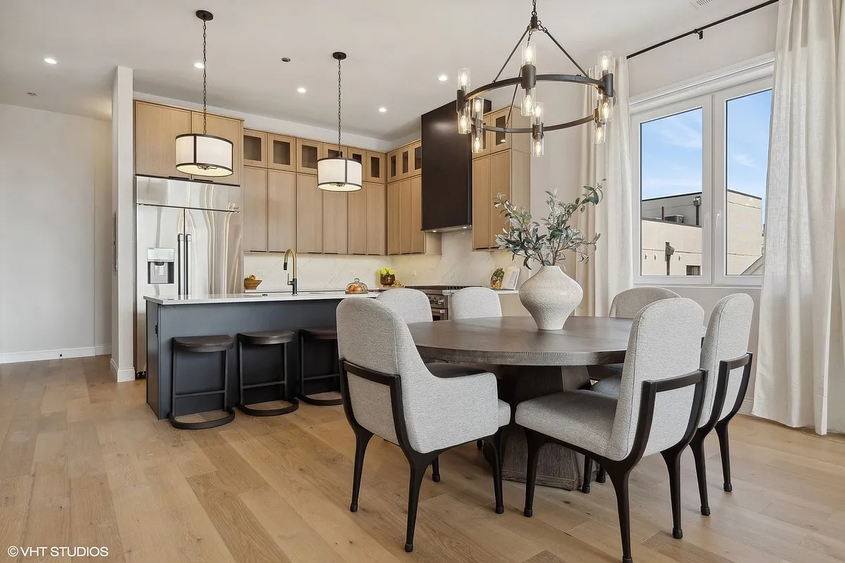 Building Photo - 1617 W Irving Park Rd #3S