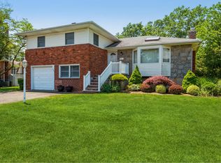 986 Mark Dr, Bellmore, NY 11710