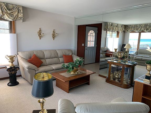 Living Room w Entrance
