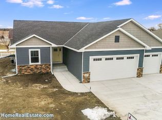 317 Briarwood Ln, Seward, NE 68434