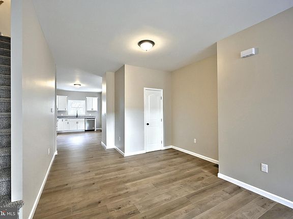 5th image of 109 W 6th Ave
