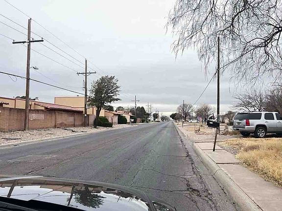 4th image of 211 E Country Club Rd