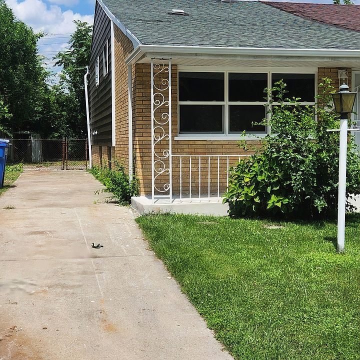 2nd image of 928 W 115th Pl