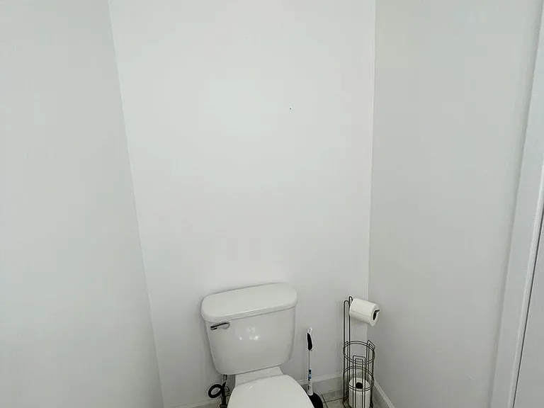 308 Woodrow St E #F — Photo 9