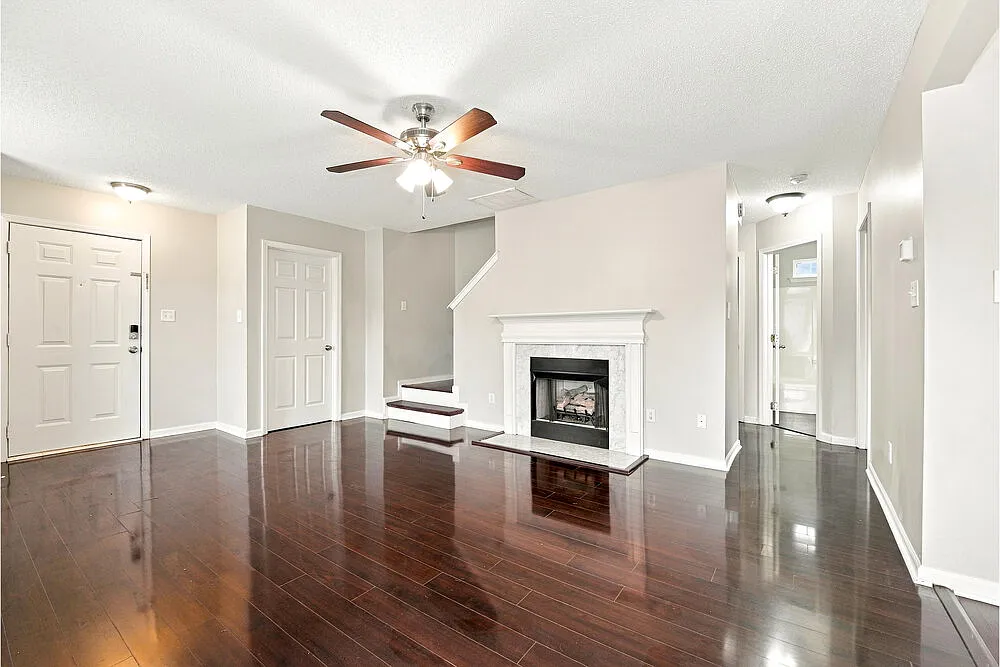 3 bed, 3.0 bath, 1480 sqft, $2,045 — Photo 4