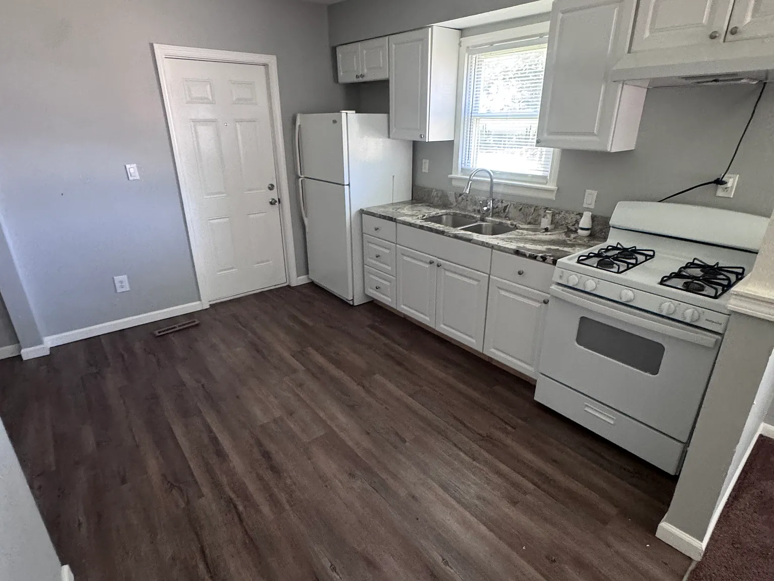 2 bed, 950 sqft, $1,050 — Photo 2