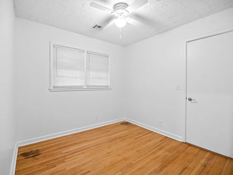 1860 Windsor Ct — Photo 7