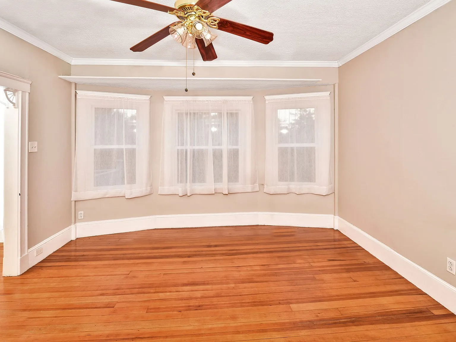 2 bed, 1.0 bath, 1300 sqft, $3,200 — Photo 2