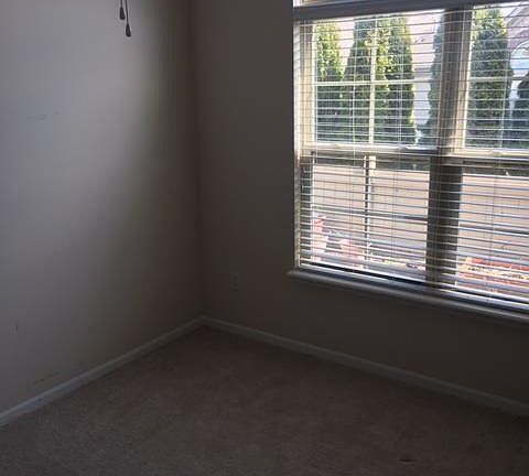 4th image of 846 Lambton Cir W