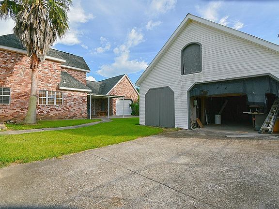 3rd image of 32459 Carolyn Dr
