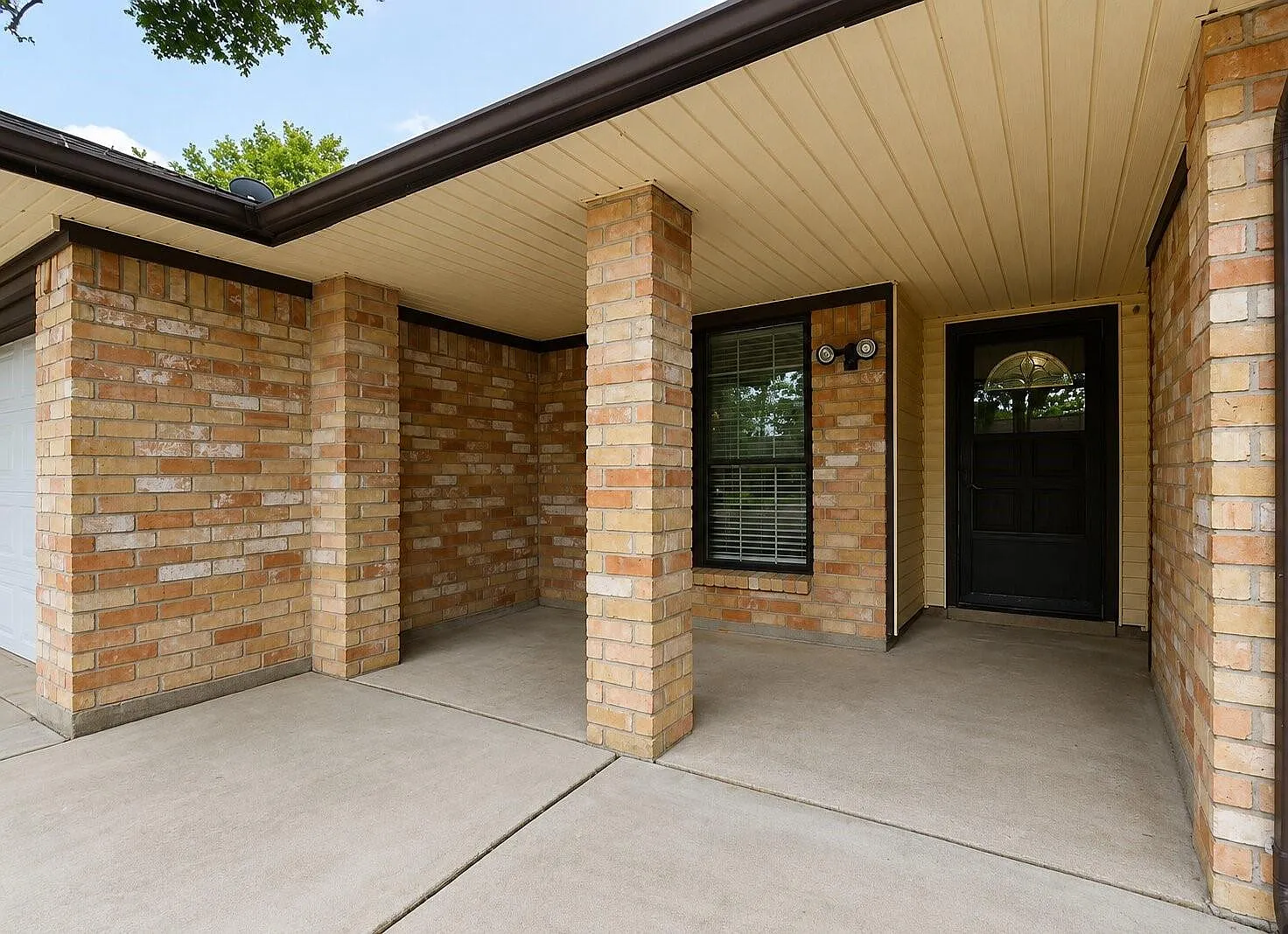 3 bed, 2.0 bath, 1748 sqft, $2,100 — Photo 3