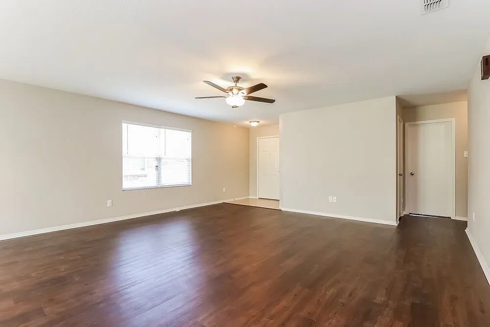 3 bed, 2.0 bath, 1560 sqft, $2,105 — Photo 2