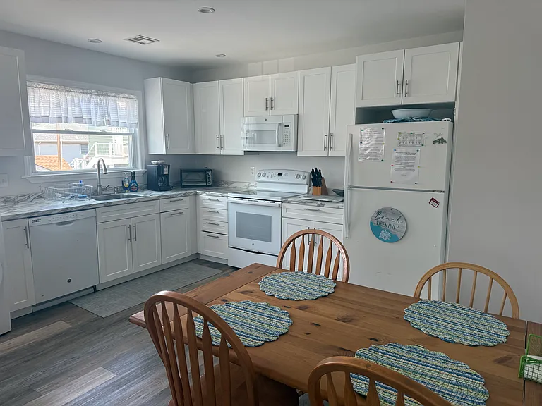 320 Dupont Ave — Photo 2