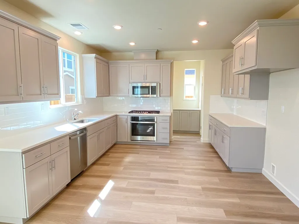 3 bed, 2.5 bath, 1931 sqft, $3,950 — Photo 3
