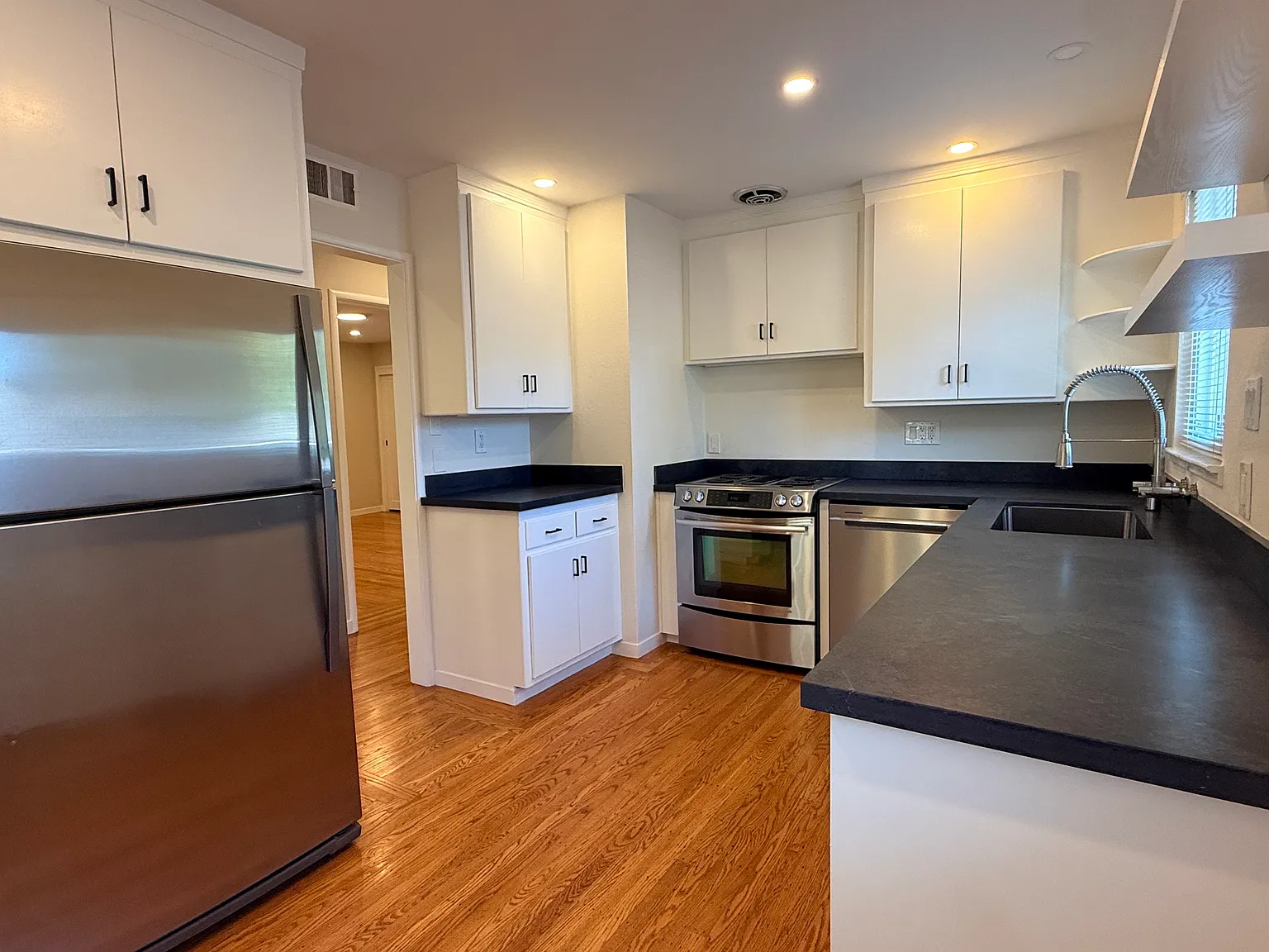 2 bed, 1050 sqft, $3,660 — Photo 4