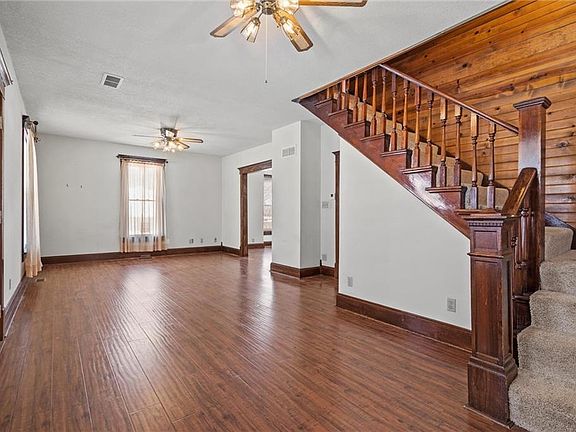 5th image of 834 E 8th St