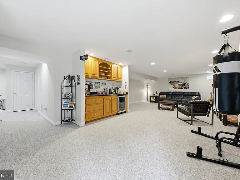 3852 Glasgow Way — Photo 32