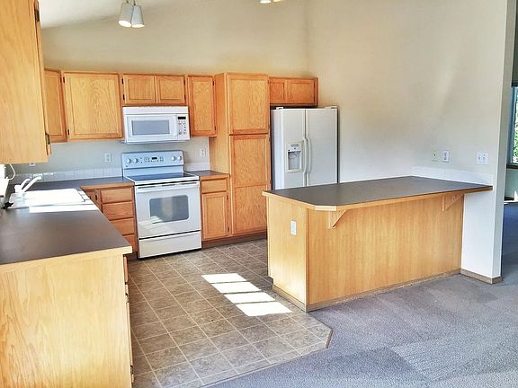 3rd image of 1110 Villanova St NE