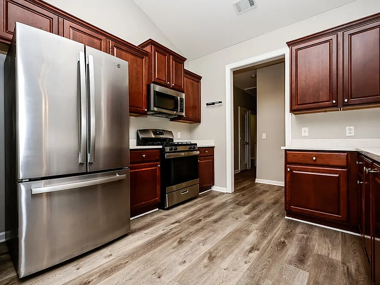 332 Southgate Dr — Photo 5