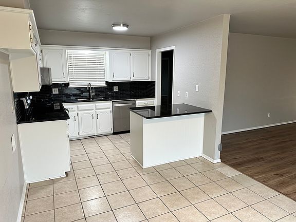 2nd image of 907 Lancaster Dr