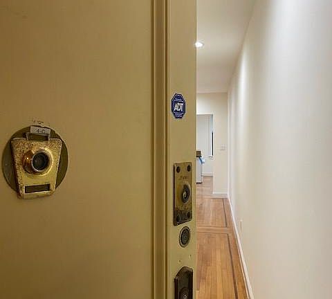 4th image of 360 E 234th St #4C