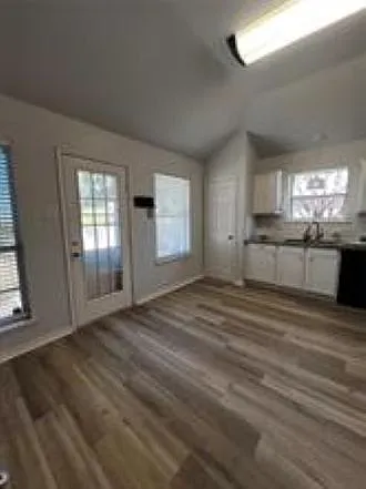 3 bed, 1218 sqft, $2,000 — Photo 3