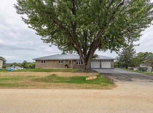 913 Arrowhead Dr, East Dubuque, IL 61025