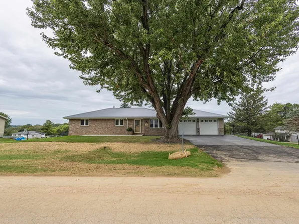913 Arrowhead Dr, East Dubuque, IL 61025
