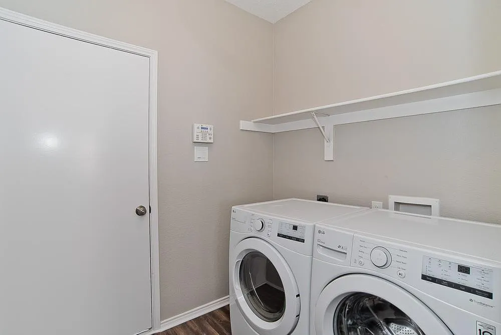4 bed, 2.5 bath, 3300 sqft, $845 — Photo 4