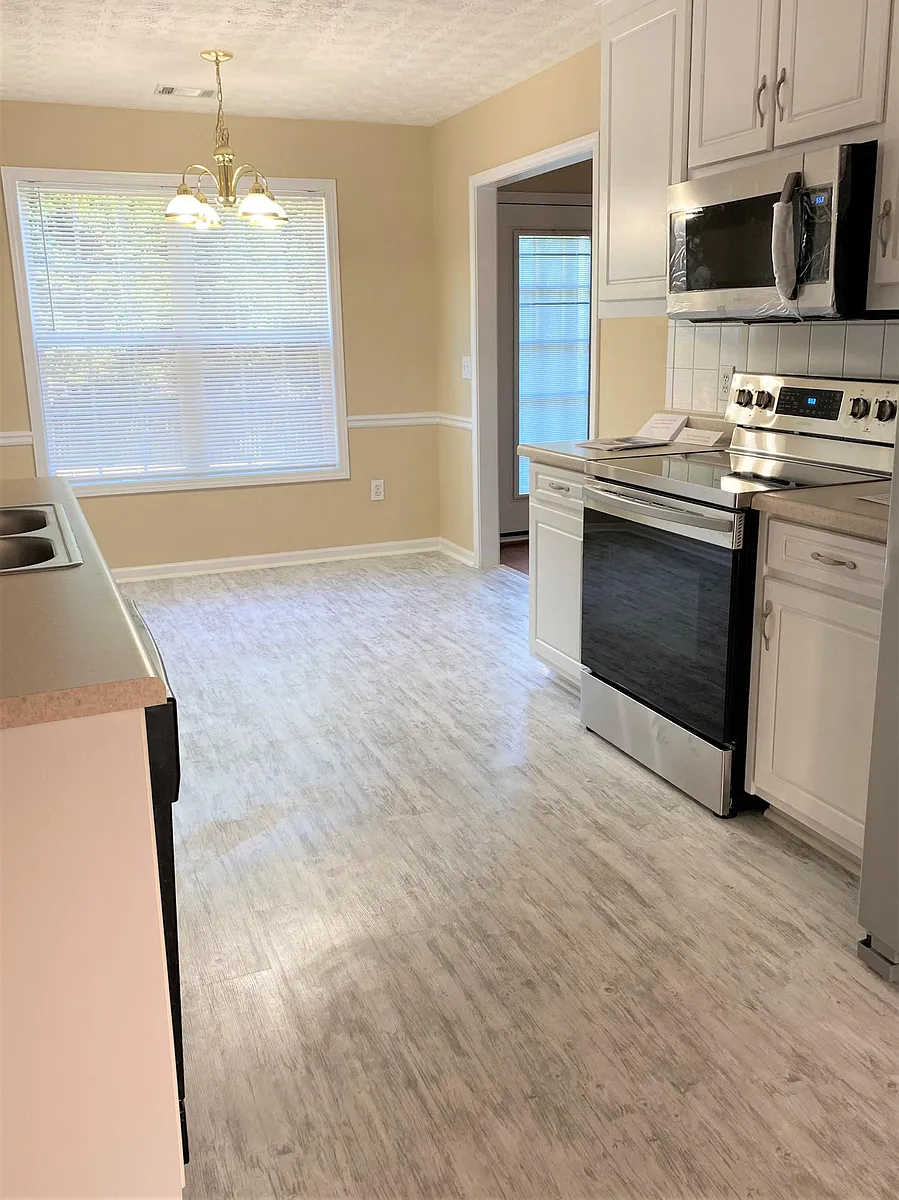 Kitchen and Breakfast eating area - 3525 Lyn