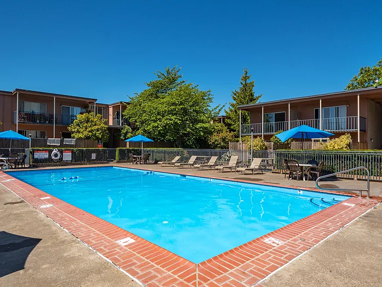 Raleigh Scholls Apartments | Outdoor Pool