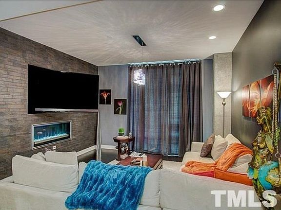 4th image of 602 W Rosemary St #302