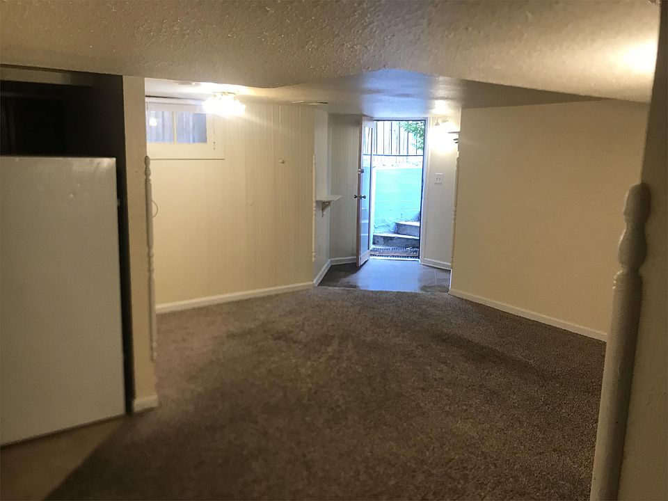 1121 University, Apt. A - living room & entry