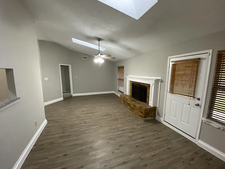 1105 Montclair Dr — Photo 3
