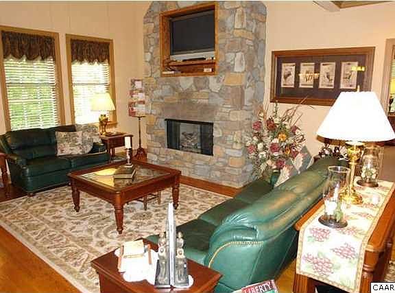5th image of 392 Riverwood Dr