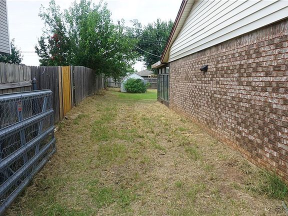 3rd image of 409 Kingston Dr