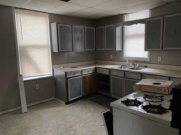 5th image of 505 Lombardy St