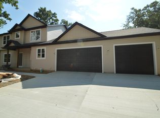 68889 6th St, Edwardsburg, MI 49112