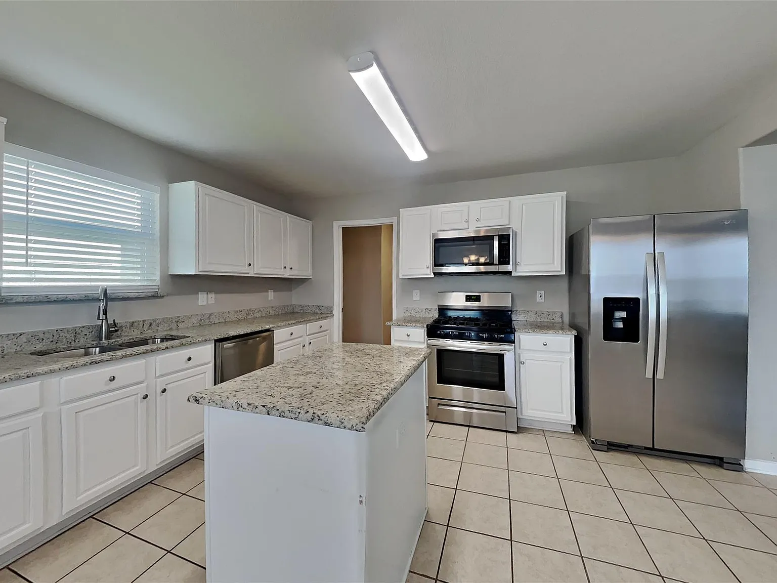 3 bed, 2.5 bath, 2000 sqft, $1,925 — Photo 4