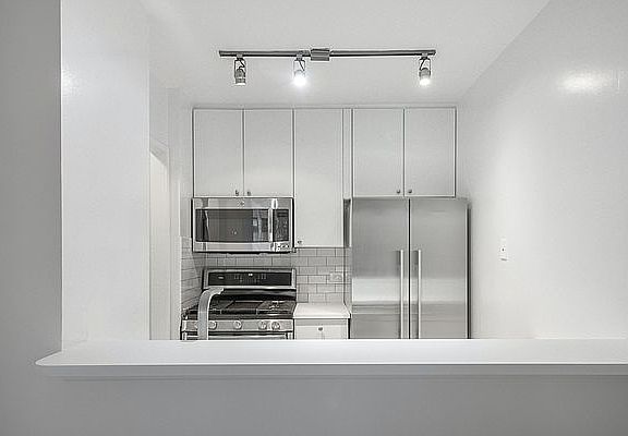 4th image of 245 E 44th St APT 22F